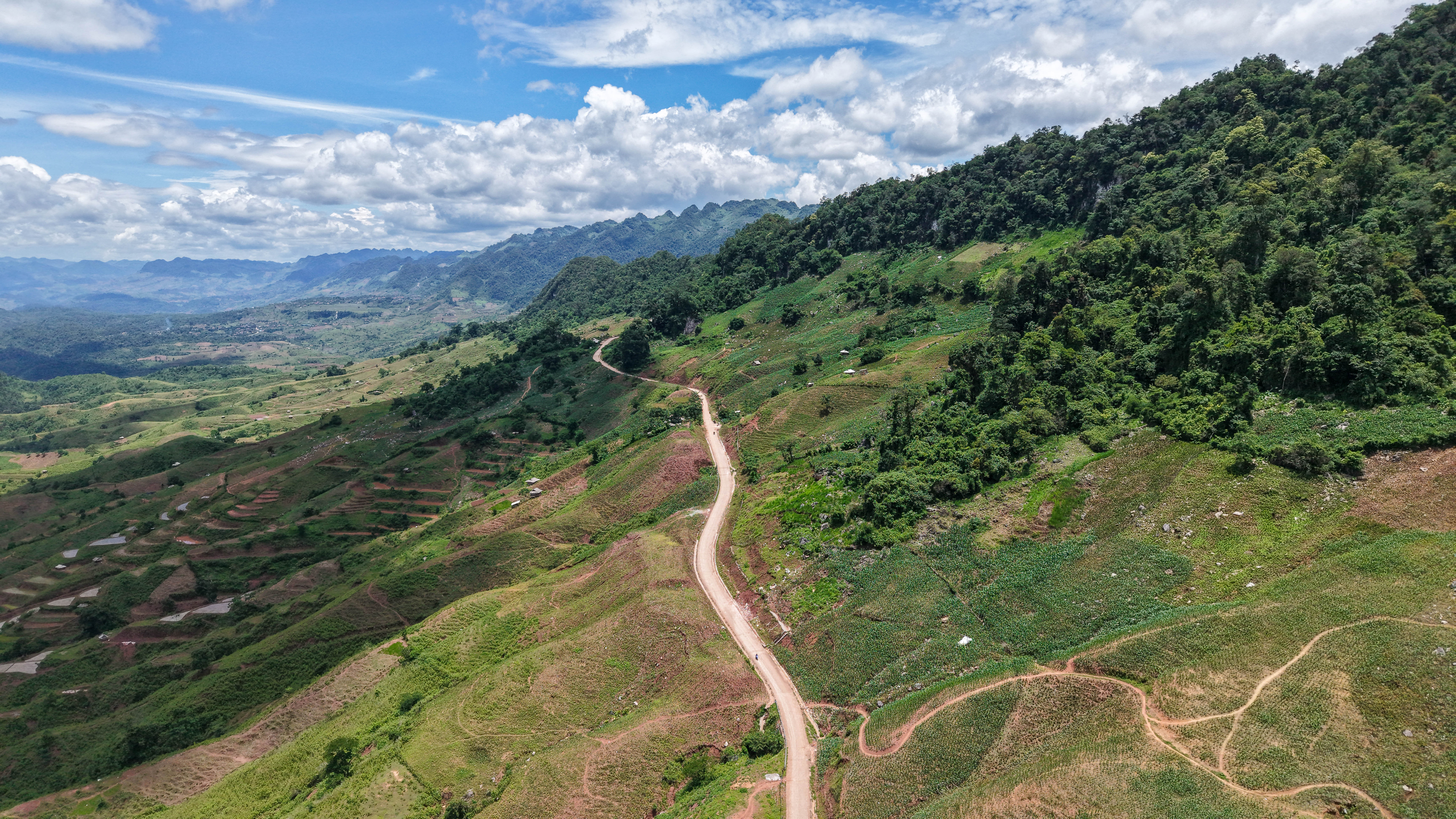 Route vers le Nord-Ouest du Vietnam Motards sur une route de montagne vers le Nord-Ouest du Vietnam