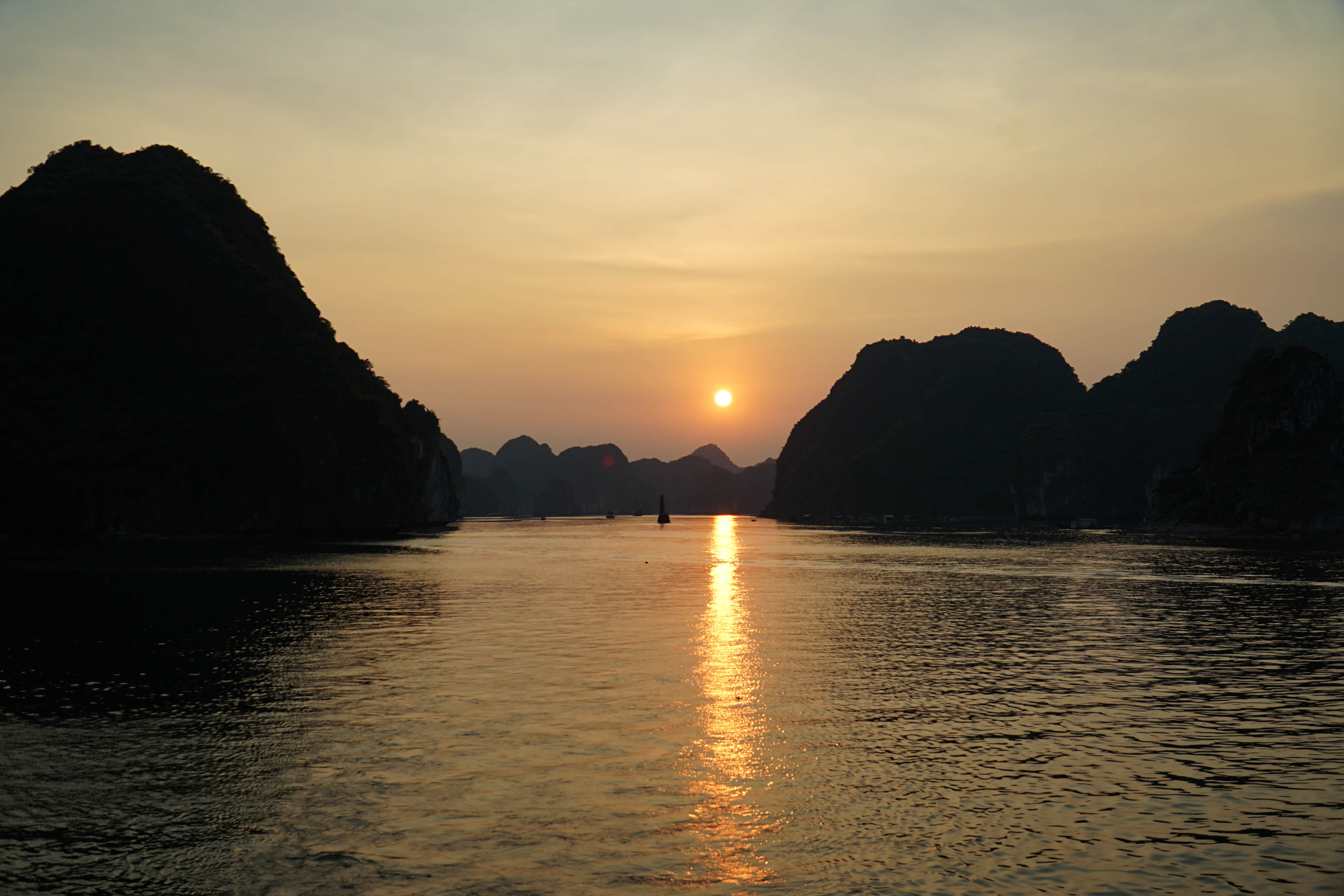 Voyage à moto au Vietnam : coucher du soleil sur la baie de Lan Ha Coucher du soleil sur la baie de Lan Ha au Vietnam