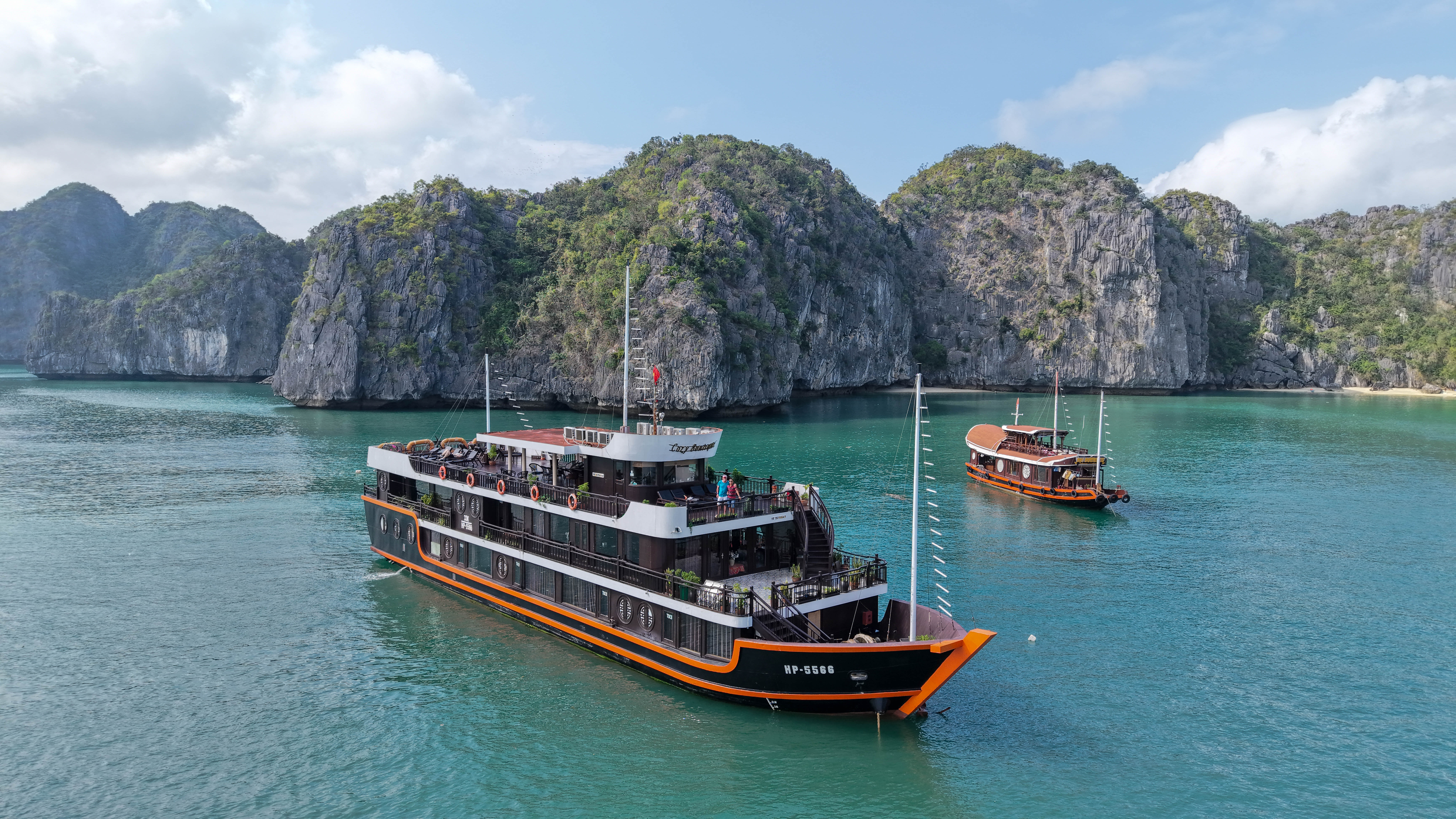 Voyage à moto au Vietnam : croisière sur la baie de Lan Ha Voyage à moto au Vietnam avec croisière sur la baie de Lan Ha