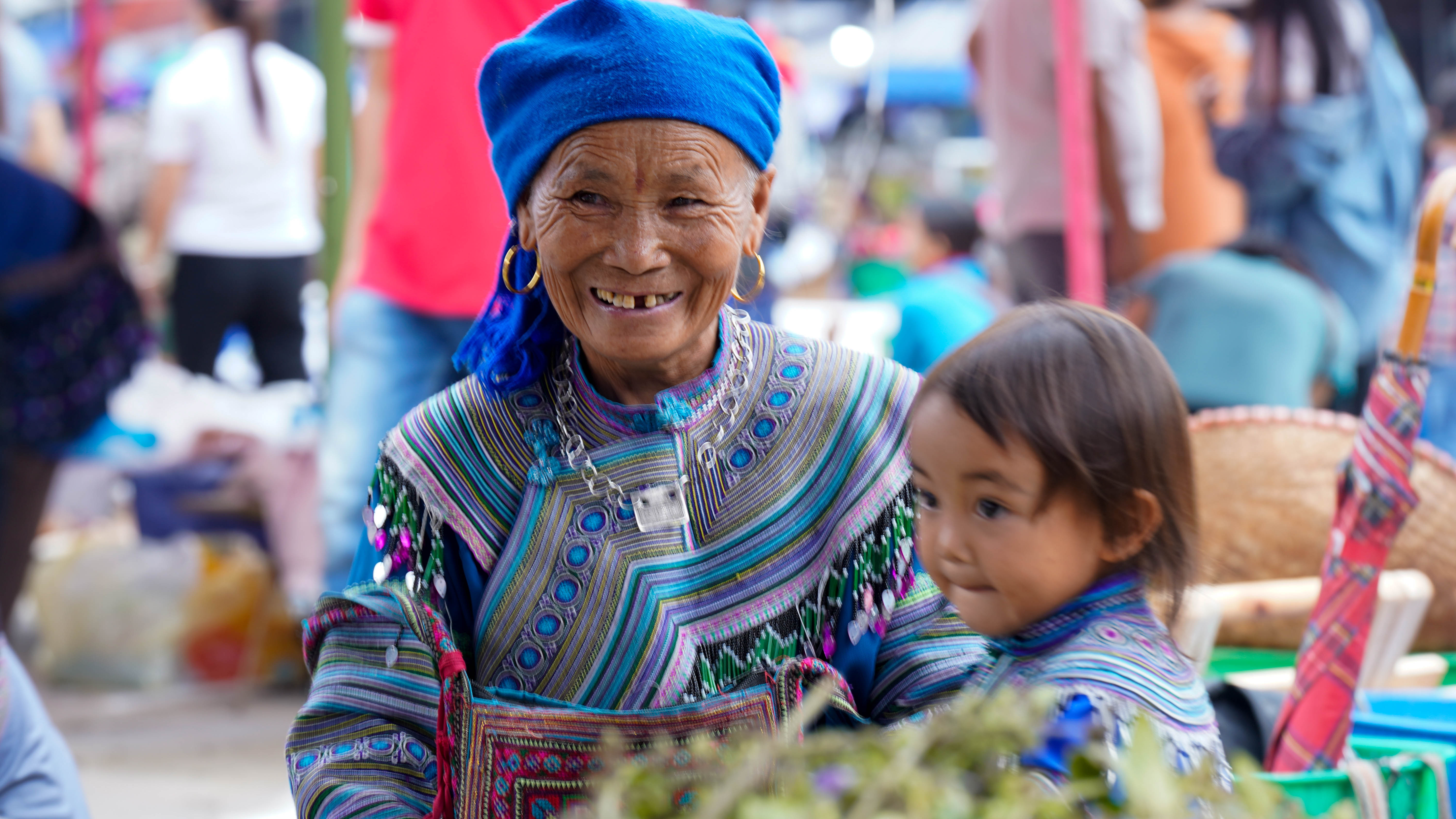 Grand-mère et sa petite-fille au marché de Bac Ha Grand-mère et sa petite-fille au marché traditionnel de Bac Ha au Vietnam