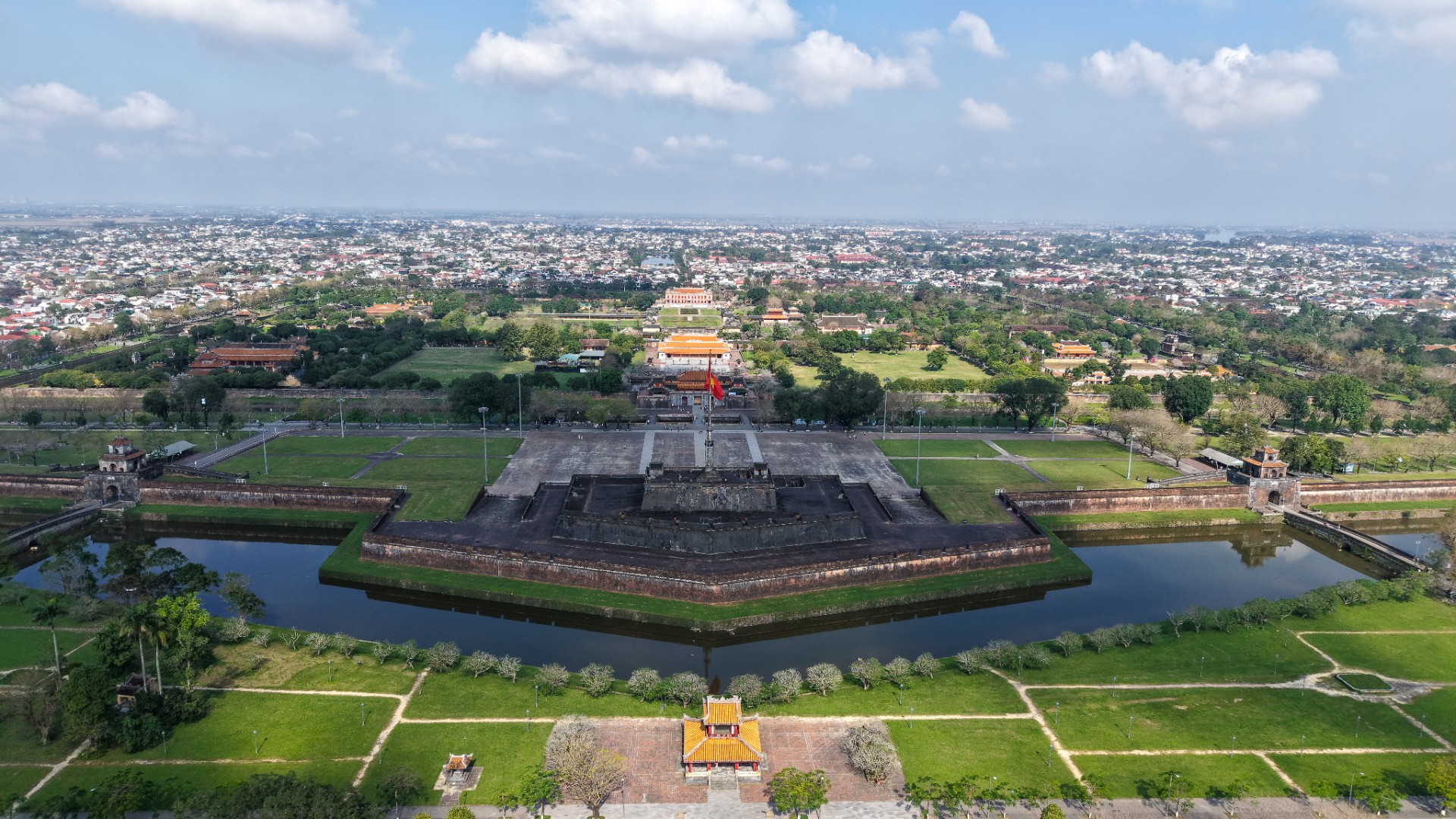 Cité impériale de Hué vue du ciel lors d’un voyage au Vietnam Cité impériale de Hué vue du ciel lors d’un voyage au Vietnam